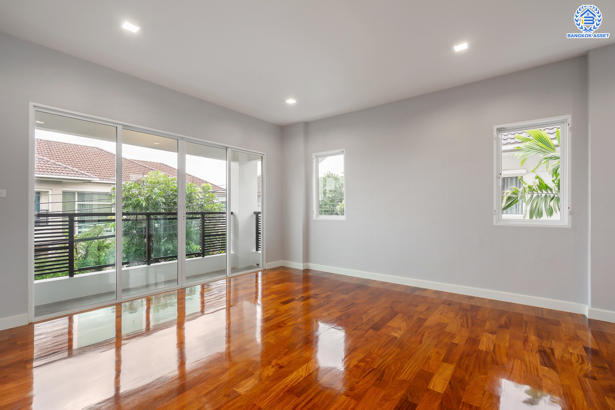 บ้านมือสองตกแต่งใหม่ แบรนด์สุดหรูจาก SC ASSET ม.บางกอกบูเลอวาร์ด สาทร-ปิ่นเกล้า ถนนเมน เนื้อที่ 72.7 ตร.ว. กว้างขวางบนพื้นที่ใช้สอยกว่า 311 ตร.ม. ฟังก์ชันจัดเต็ม 4 ห้องนอน 4 ห้องน้ำ (ห้องนอนทุกห้องมีห้องน้ำในตัว) จอดรถได้ 3 คัน บนทำเลใจกลางราชพฤกษ์ ใกล้ทางด่วน "ศรีรัช" พร้อมเชื่อมสู่สาทร-ปิ่นเกล้า ได้อย่างรวดเร็ว